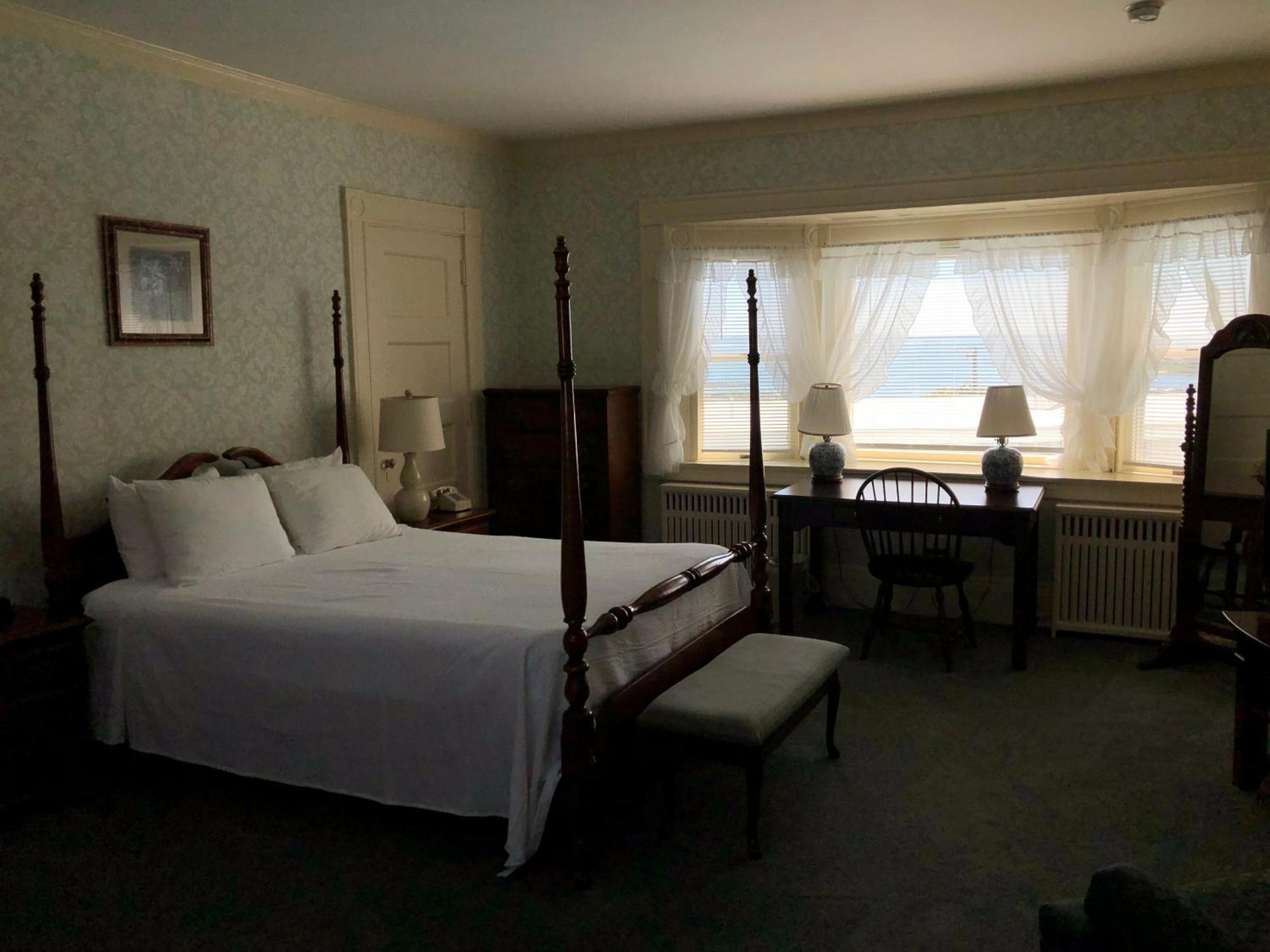 Sands Of Time Motor Inn & Harbor House Вудс-Хол Экстерьер фото
